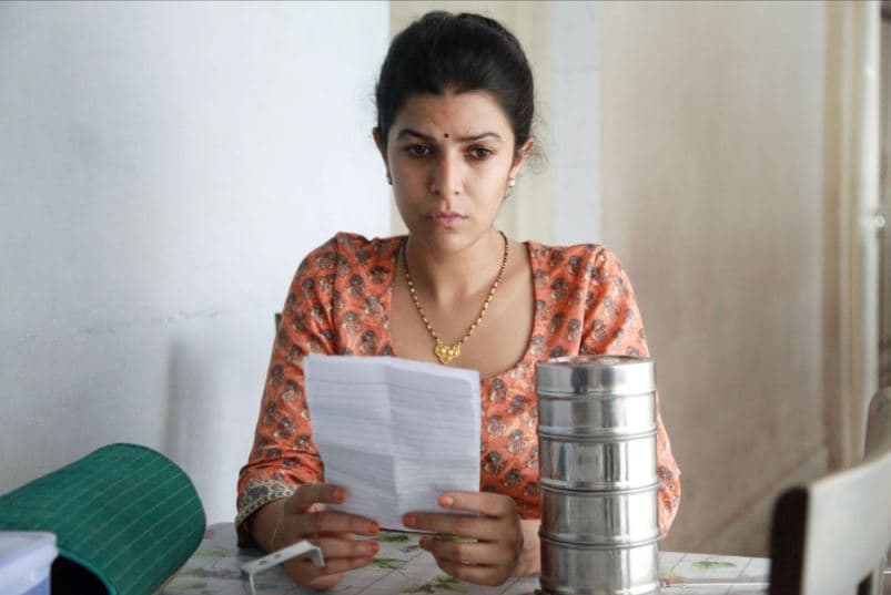 How’s the world devoid of DMs and dating apps? What if love blooms over misdelivered dabba lunches? Well, this gem hovers around these questions. Ila’s (Nimrat Kaur) dabbas meant for her husband somehow finds Saajan Fernandes (Irrfan Khan). The mistake soon brews into a lovely exchange of delicious food, notes, and bonding. The wafting aroma of Ila’s cooking wasn’t just food; it was connection, comfort, and communication. On top of that there’s that silence through the eyes of Irrfan. What a perfect recipe that reminds us that sometimes, the way to the heart truly is through the stomach.