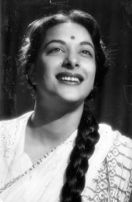 The intention behind Nargis Dutt’s remark was rooted in the deep bond she shared with Meena Kumari. She regarded Meena as a younger sister and had witnessed her pain and loneliness up close.