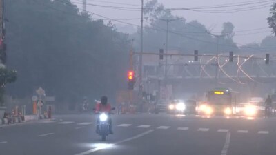 Smog engulfs national capital amid rising pollution (Credits: ANI)