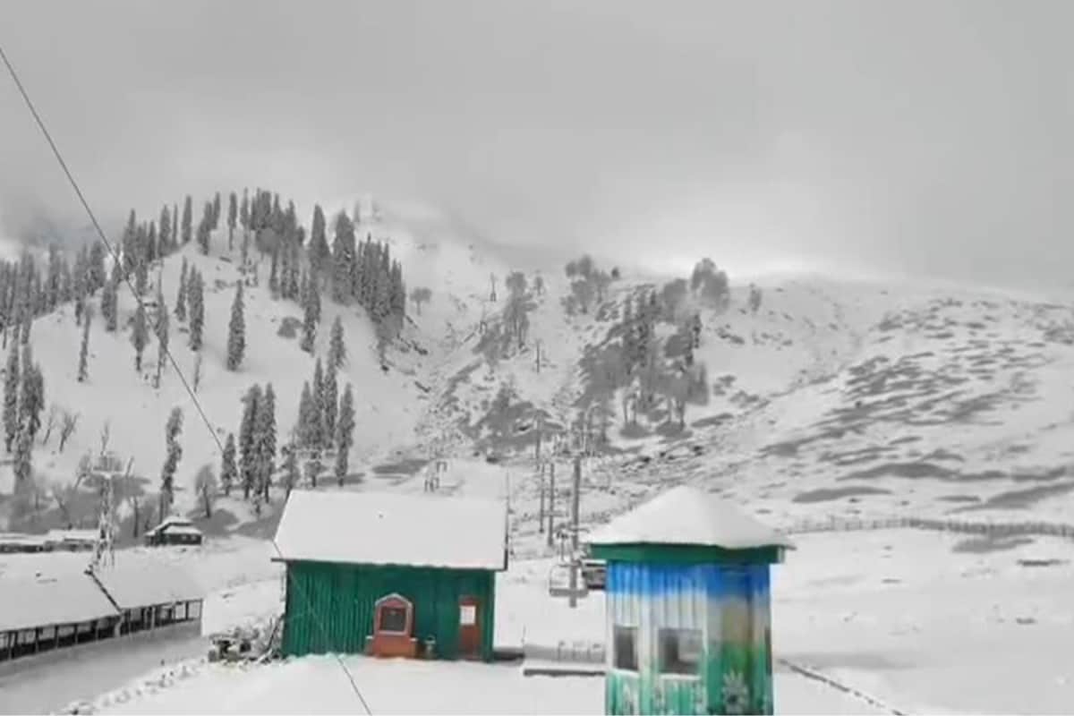 Gulmarg Welcomes Season’s First Snowfall: Tourists Say ‘Winter Wonderland Ko Video Main Dekhna Behtar Hoga’