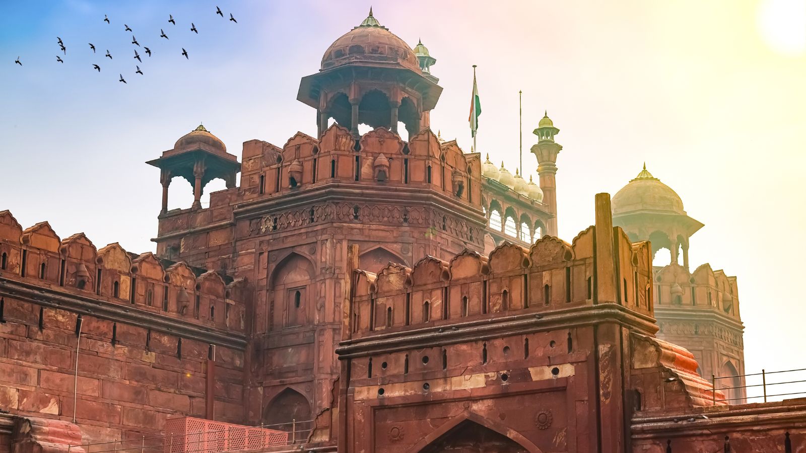 Guerra Psicológica e o Ícone de Deli: Como o Forte Vermelho Assombra a Imaginação de Terroristas