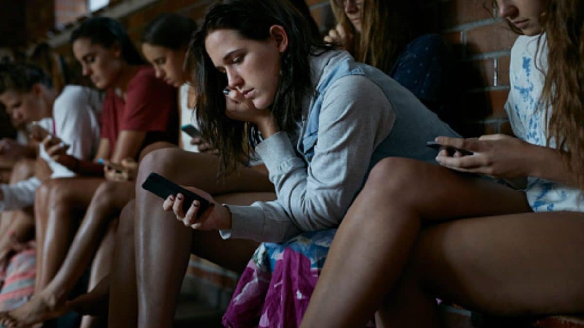 How Constant Phone Checking May Be Damaging Your Brain And How To Break The Habit