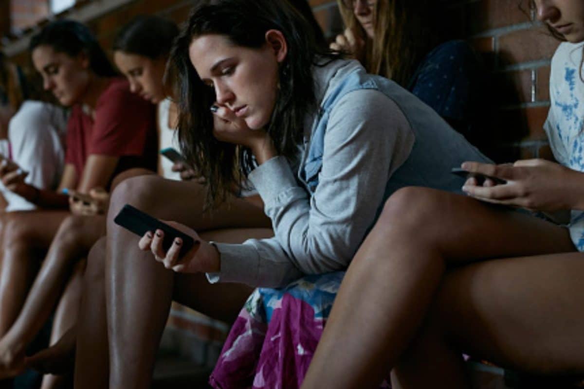 How Constant Phone Checking May Be Damaging Your Brain And How To Break The Habit