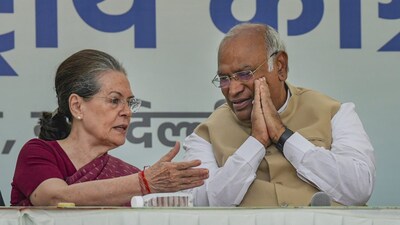 Congress chief Mallikarjun Kharge with Sonia Gandhi | File Image