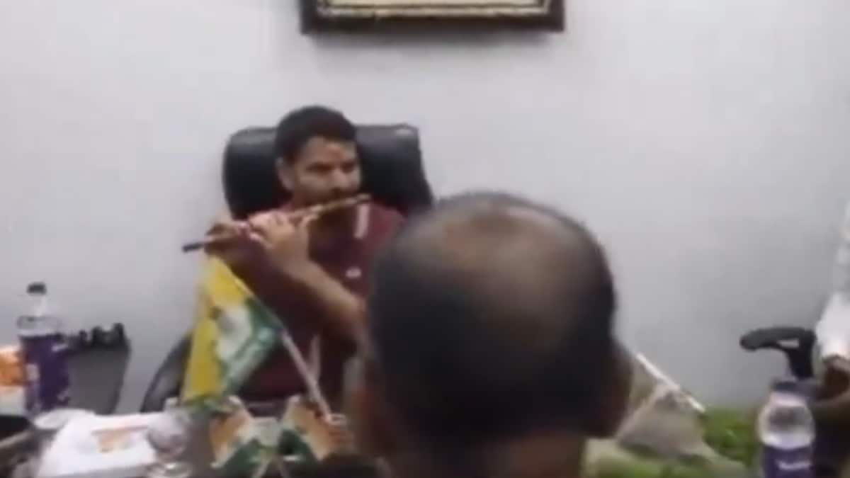 Video Of Tej Pratap Yadav Playing Horror Movie Tune On Flute Goes Viral After Mahua Defeat
