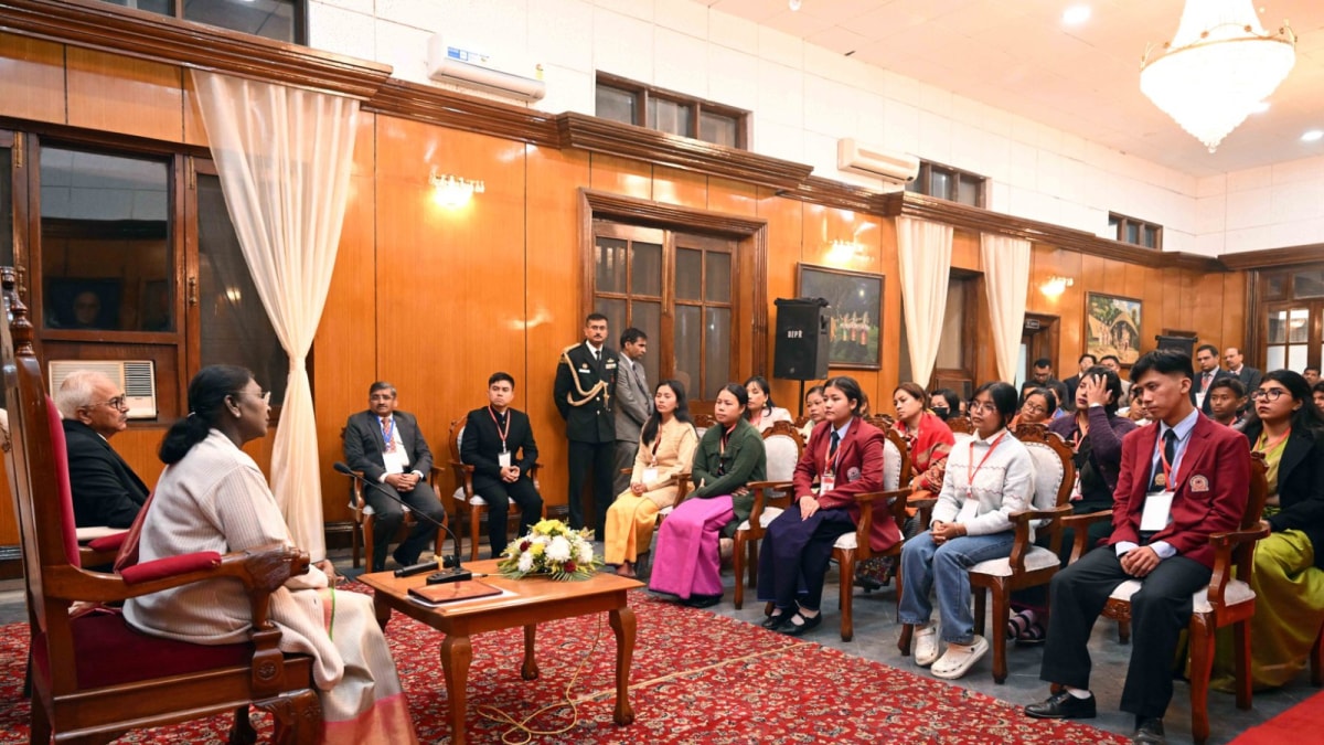 President Murmu Meets Displaced Persons In Imphal, Assures Support
