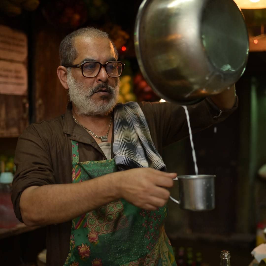 In Dhurandhar, doodh soda appears during a key sequence set in Karachi’s Lyari. The scene introduces Gaurav Gera as Mohammad Aalam, a middle-aged juice vendor running a small stall in the market.