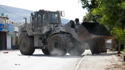 IDFdemolished a 13-apartment building in East Jerusalem, displacing Palestinians and sparking condemnation amid escalating tensions and settlement expansion in the West Bank. (Pic: Reuters)