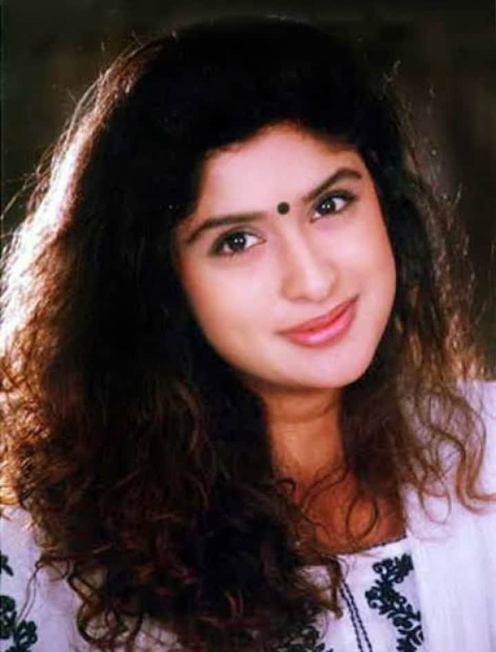 Curious to know who it was? The actress was none other than Anjala Zaveri. Hailing from a Gujrati NRI family, she was born in Portsmouth, England. Getting an early exposure to Bollywood sparked a deep love for Hindi films and motivated her to chase a career in the entertainment industry.