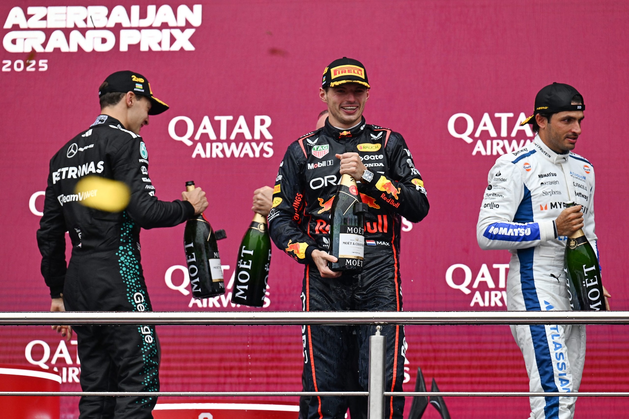 इटली, अझरबैजान आणि युनायटेड स्टेट्सच्या विजयांमध्ये जुन्या वर्चस्वाच्या चमकांसह - वर्स्टॅपेन पुन्हा एकदा राखेतून उठला आहे - आणि त्रि-मार्गी विजेतेपदाच्या शर्यतीला पुन्हा एकदा गती मिळू लागली आहे. गुण: पियास्ट्री 346, नॉरिस 332, वर्स्टॅपेन 306 (एएफपी फोटो)