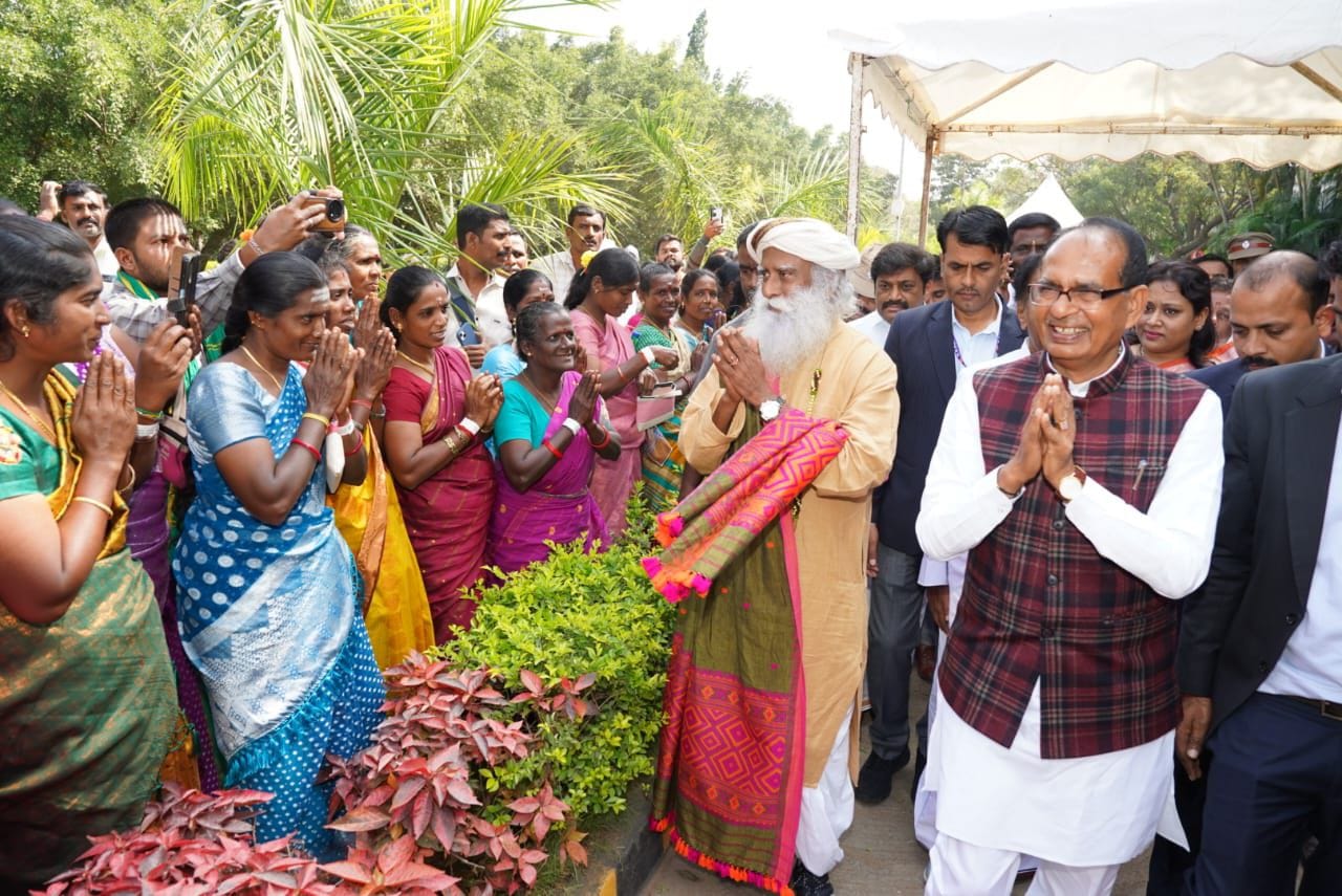 Addressing a gathering of over 10,000 farmers, Sadhguru and Union Agriculture Minister Shivraj Singh Chouhan
