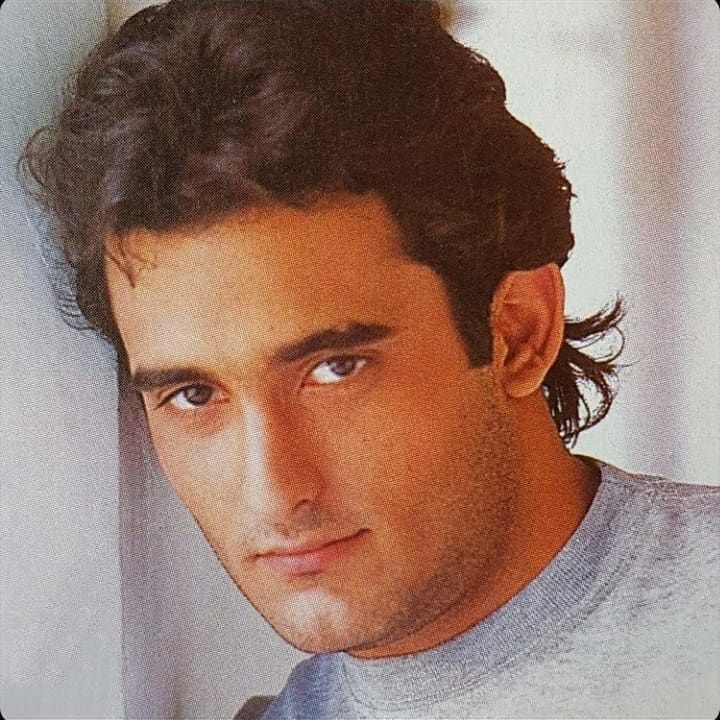 He explained that such comparisons were unfair, likening them to measuring businessmen against giants like JRD Tata or Dhirubhai Ambani. “You are saying that I am not a success,” he said, visibly amused. The interviewer pressed further, pointing out that actors like Abhishek Bachchan, John Abraham, and Hrithik Roshan were appearing in solo-hero films and enjoying success. He explained that such comparisons were unfair, likening them to measuring businessmen against giants like JRD Tata or Dhirubhai Ambani. “You are saying that I am not a success,” he said, visibly amused. The interviewer pressed further, pointing out that actors like Abhishek Bachchan, John Abraham, and Hrithik Roshan were appearing in solo-hero films and enjoying success.