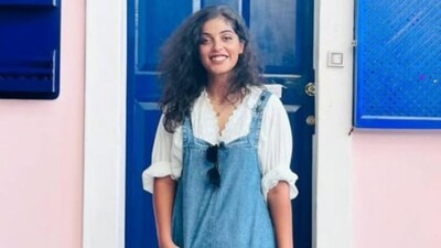 Anjali Vishwakarma used to work for an oil company abroad, earning a salary of lakhs of rupees. For work, she frequently traveled to countries like Norway, Malaysia, Singapore, Hong Kong, and New Zealand. But her heart always remained connected to India. After this, she decided to return to India and prepare for the UPSC. Today, Anjali Vishwakarma is a 2021 batch IPS officer and is currently undergoing training. Let's take a look at some special photos from her success.