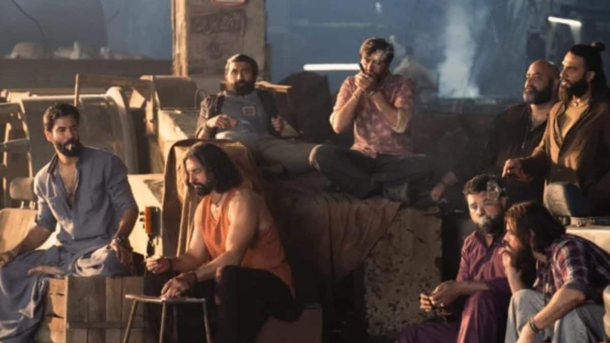 Dhurandhar: Ranveer Singh Can’t Keep Calm As He Reacts To BTS Featuring Rehman Dakait’s ‘Paltan’ | Bollywood News