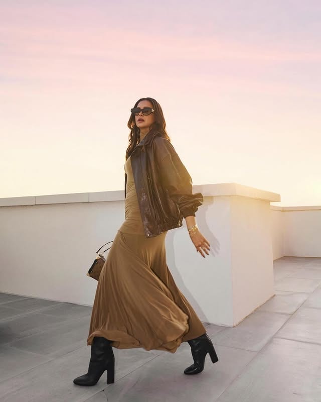 Le sac Side Trunk MM de Louis Vuitton apporte un charme traditionnel avec sa forme carrée et son monogramme emblématique. Un bracelet Cartier parfaitement assorti ajoutait une chaleur métallique qui reflétait la douce lueur du crépuscule. Des bottes à talons noires ajoutaient de l'assurance au look, et des lunettes de soleil surdimensionnées donnaient à l'ensemble une sensation dramatique et cinématographique.