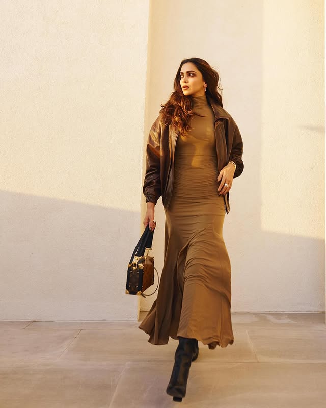     Pendant ce temps, Deepika Padukone était jumelée dans une robe marron. Elle portait une robe longue à col montant de Magda Butrim, dont le drapé sinueux encadrait sa silhouette avec une élégance naturelle. Le décolleté haut et les détails froncés de la robe ajoutaient un effet dramatique subtil, tandis que la veste aviateur en cuir aux épaules structurées apportait une touche de sophistication robuste.