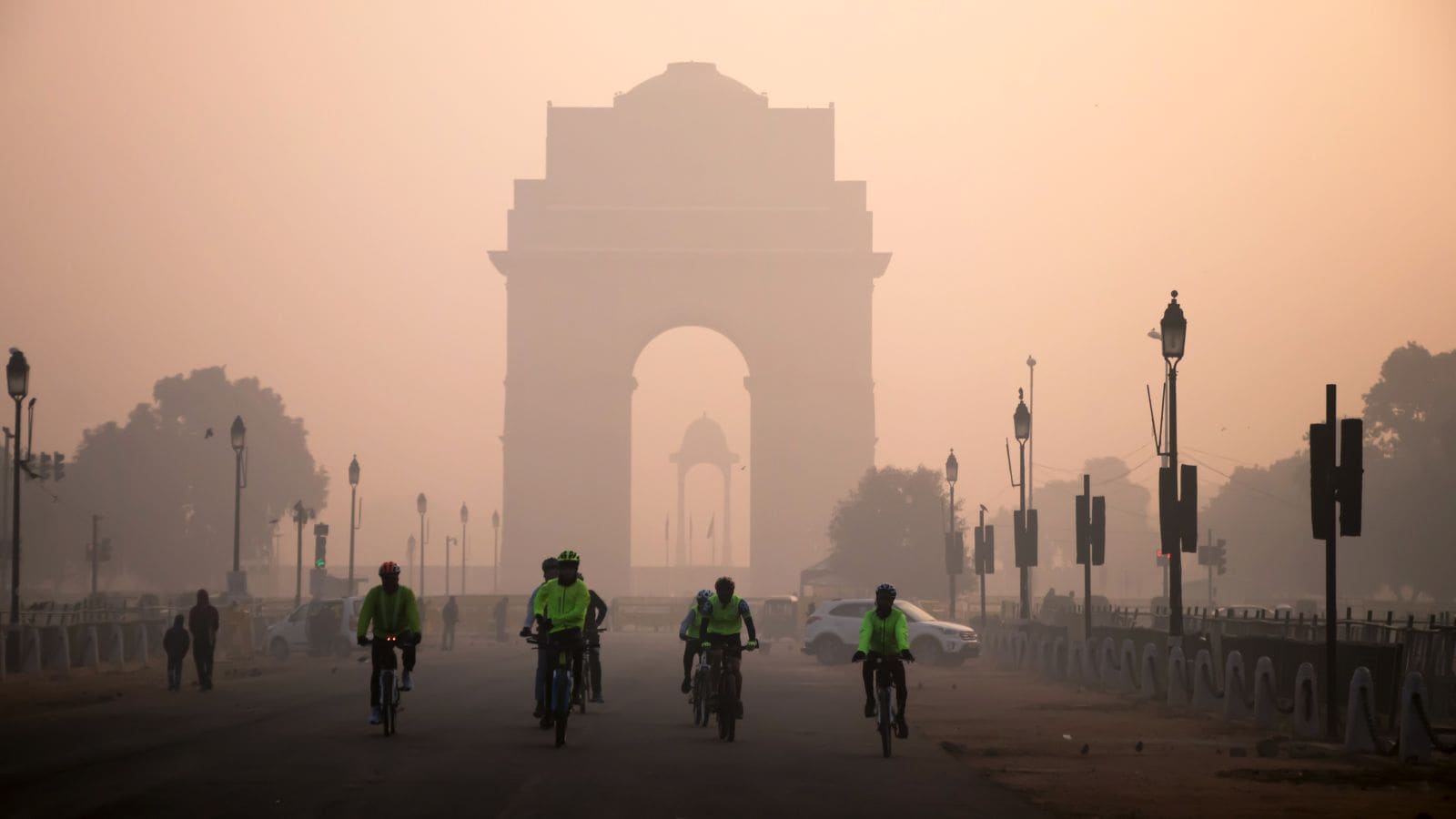 Driving Through Delhi’s Fog? Dos And Don’ts For Safe Travel