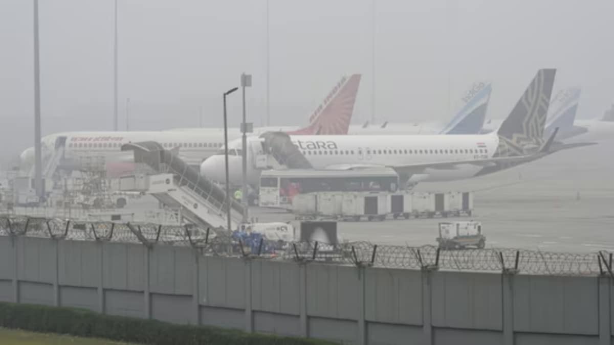 Delhi Shrouded In Thick Fog; IGI Airport, SpiceJet Issue Advisory As Flights Face Delays