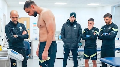 Pep Gaurdiola at his players' post-Christmas weigh-ins (X)