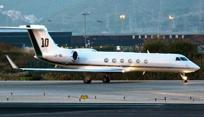 The Gulfstream GV is powered by twin Rolls Royce BR700 engines and features an advanced wing design that allows it to carry more fuel and travel longer distances efficiently. These capabilities are what made it a preferred choice for global business leaders and high-profile figures long before it became Messi’s aircraft.