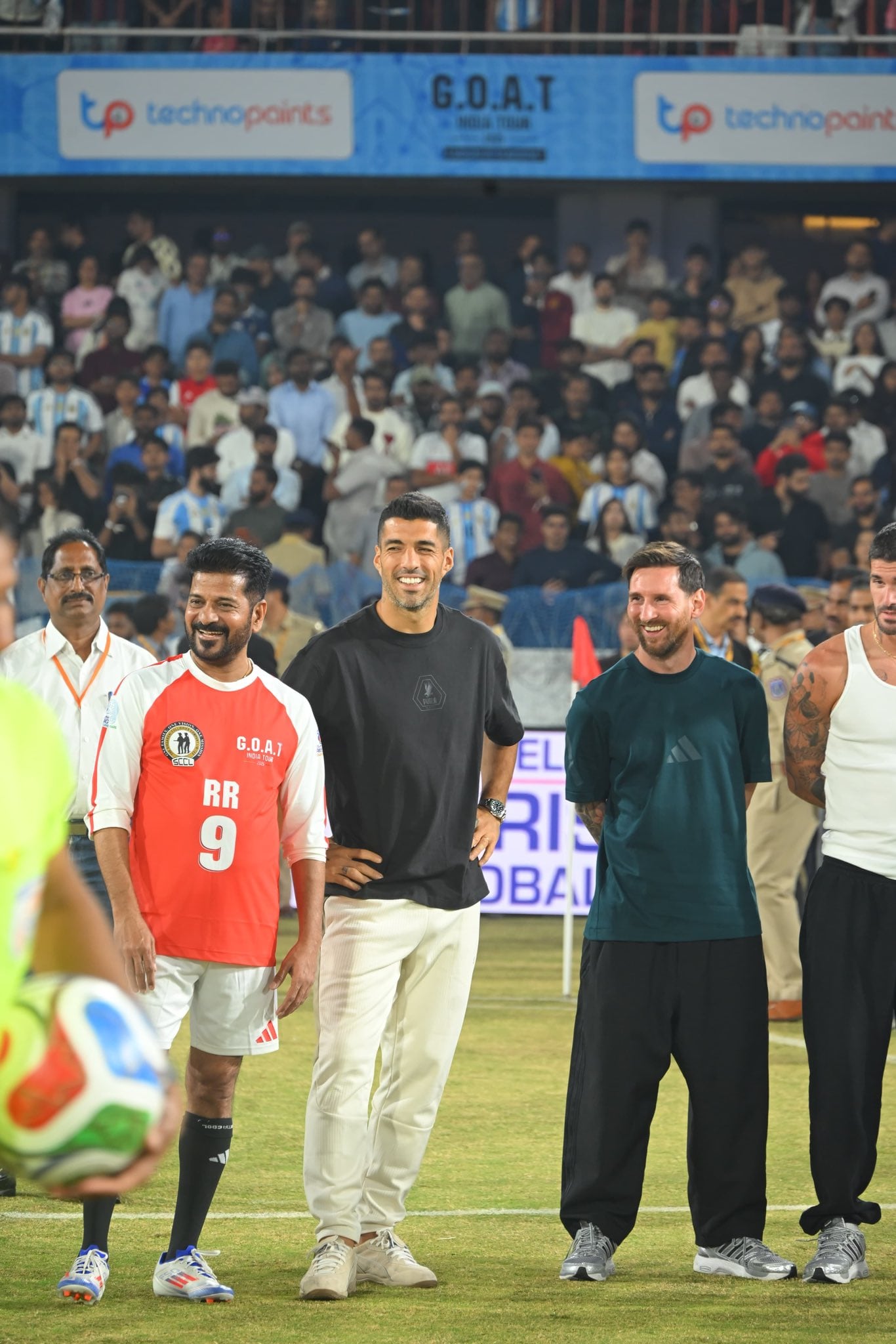 Depois de algumas horas, Lionel Messi visitou o Estádio Rajiv Gandhi em Hyderabad, o que ofereceu um claro contraste com a desordem vista anteriormente em Calcutá. O programa correu como pretendido e a multidão permaneceu onde estava, traçando uma linha entre o que tinha corrido mal anteriormente. Lionel Messi permaneceu cerca de uma hora no estádio. (Imagem: X) Depois de algumas horas, Lionel Messi visitou o Estádio Rajiv Gandhi em Hyderabad, o que ofereceu um claro contraste com a desordem vista anteriormente em Calcutá. O programa correu como pretendido e a multidão permaneceu onde estava, traçando uma linha entre o que tinha corrido mal anteriormente. Lionel Messi permaneceu cerca de uma hora no estádio. (Imagem: X)