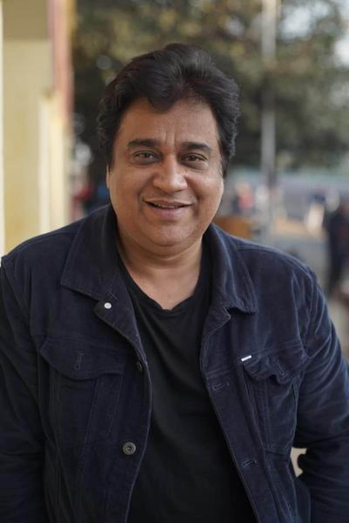 Without asking even a single question, Deepak simply said, “I’ll pay the entire amount,” and transferred the money within five minutes.