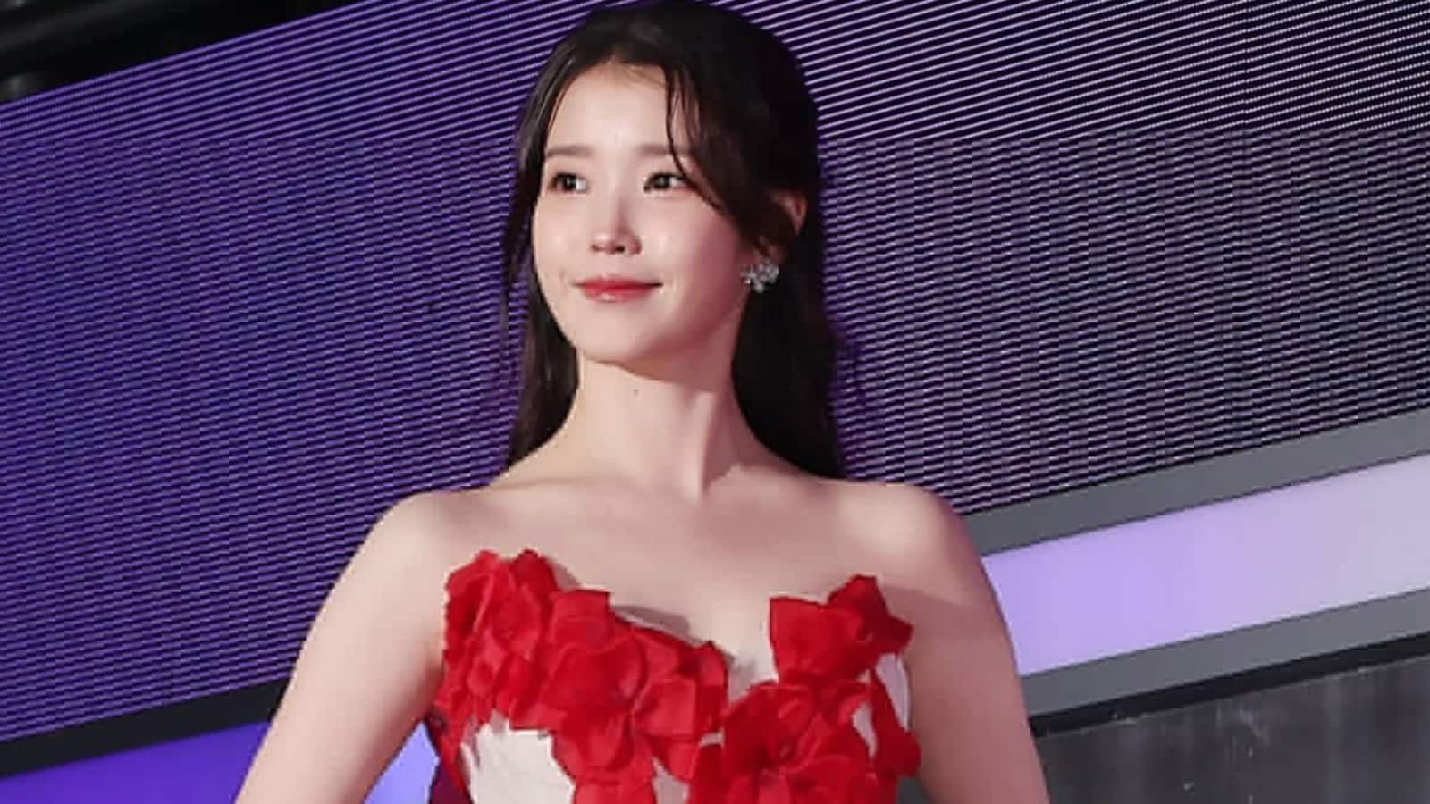 iu red dress IU