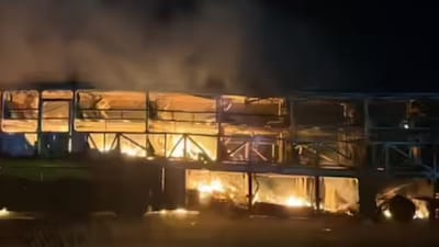 Eyewitnesses said the impact was severe and concentrated near the bus’s diesel tank. The collision caused fuel to leak and ignite almost instantly. Within seconds, thick smoke and towering flames engulfed the bus, trapping many passengers inside as they slept.