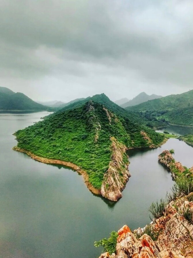 Keeping The Springs Alive: Seasonal streams like the Sahibi exist because the Aravalli hills store rainwater and release it slowly, allowing springs and nalas to flow long after the monsoon ends.