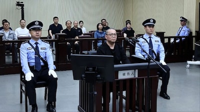 Bai Tianhui (C), the former general manager of China Huarong International Holdings (CHIH) (Photo: AFP)
