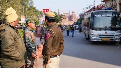 New Delhi: Police and security personnel keep vigil on roads (Photo: PTI)