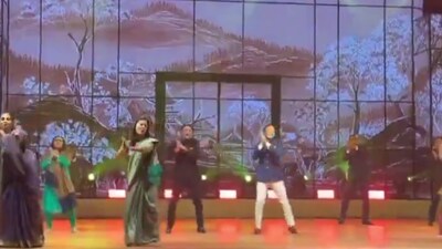 The clip showed them dancing in sync as Naveen Jindal joined them on the stage. (X)