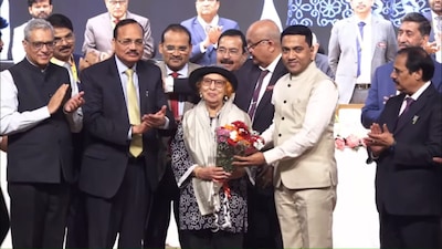 CJI felicitates freedom fighter Libia Lobo Sardesai at mediation conference in Goa. (News18)