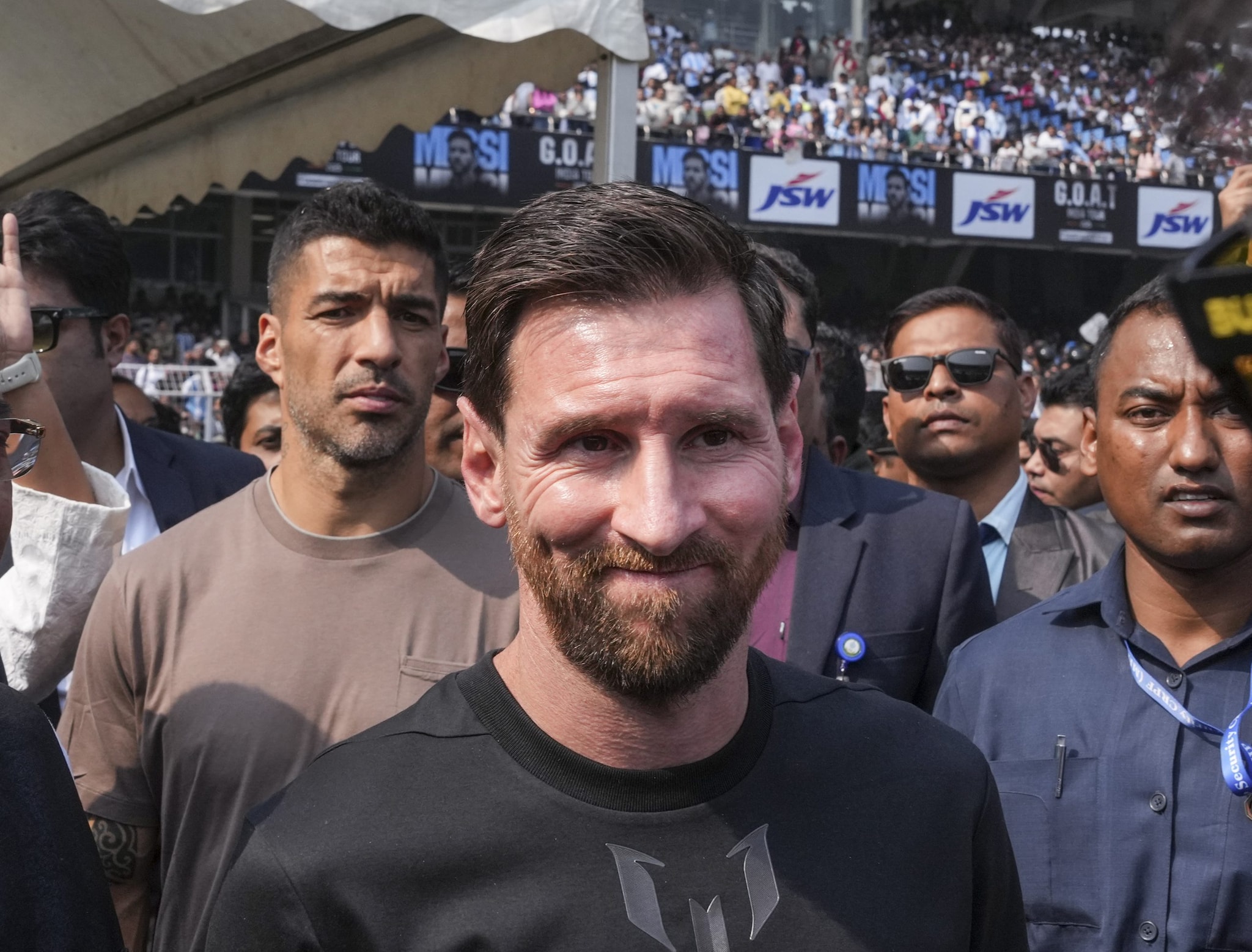 Lionel Messi pousou em Calcutá às 2h26 de sábado, desencadeando imediatamente cenas de frenesi enquanto os fãs inundavam o aeroporto, as ruas próximas e o hotel Hyatt Regency para receber o ícone argentino. A etapa de Calcutá começou no sábado com um encontro de patrocinadores a portas fechadas antes de ele seguir para o Salt Lake Stadium às 10h50. (Foto de arquivo) Lionel Messi pousou em Calcutá às 2h26 de sábado, desencadeando imediatamente cenas de frenesi enquanto os fãs inundavam o aeroporto, as ruas próximas e o hotel Hyatt Regency para receber o ícone argentino. A etapa de Calcutá começou no sábado com um encontro de patrocinadores a portas fechadas antes de ele seguir para o Salt Lake Stadium às 10h50. (Foto de arquivo)
