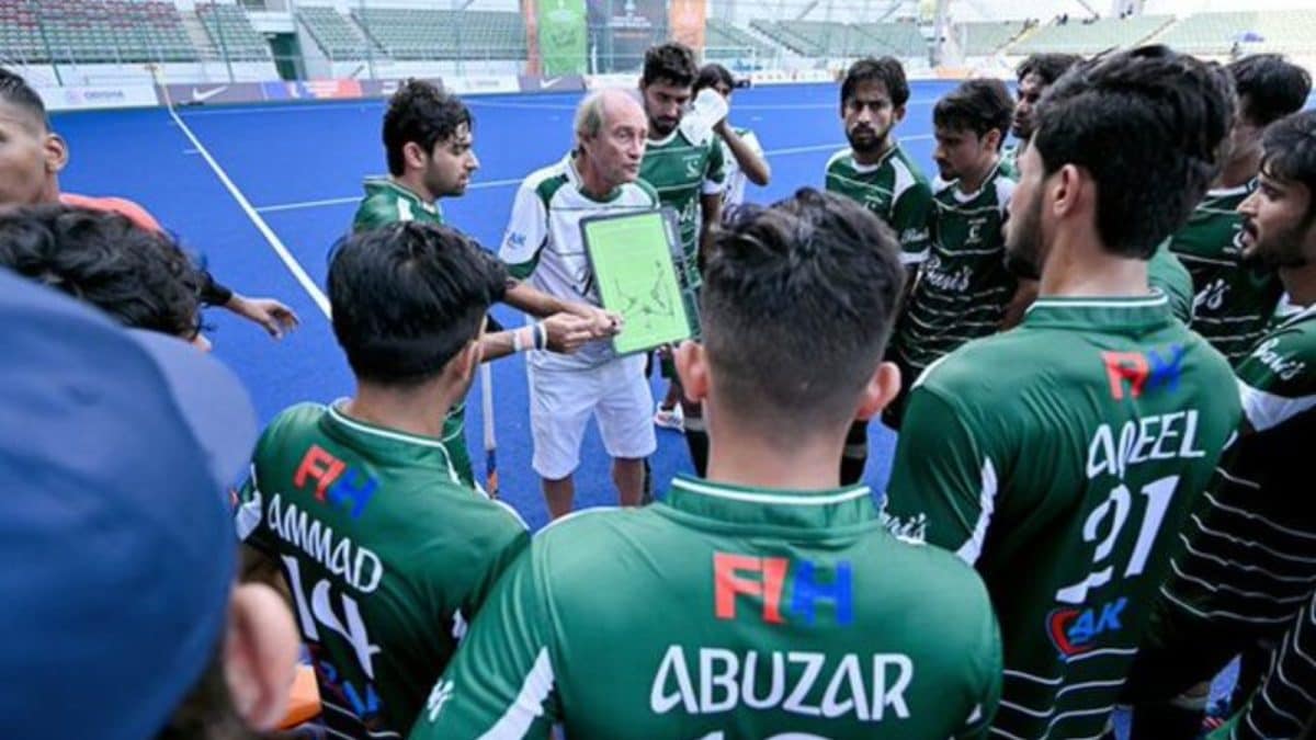 Veteran Olympian Manzoor ul Hasan Takes Helm of Pakistan Hockey, Players Decry Sudden Shift