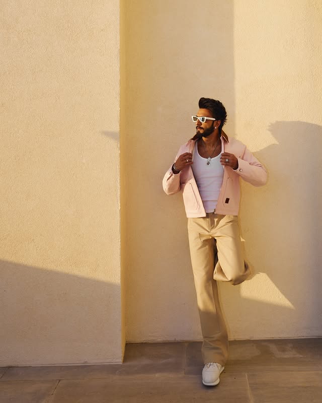 La pièce maîtresse du look de Ranveer Singh était un blouson de travail, une veste remarquable issue de la collaboration continue de Louis Vuitton avec Pharrell Williams et NIGO. La silhouette suit les vêtements de travail classiques, mais ajoute une touche unique avec des teintes rose tendre inspirées du printemps japonais. Cette couleur reflète l'héritage de Nigo, alliant praticité et touche poétique et rafraîchissante.