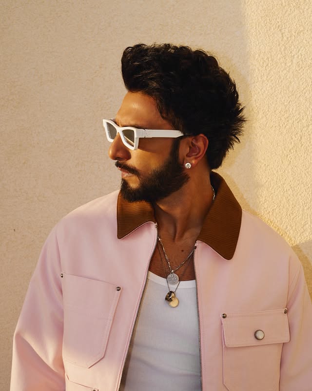 Lors du Grand Prix d'Abu Dhabi, Ranveer Singh a sélectionné des pièces phares de la gamme automne/hiver 2025 de Louis Vuitton, présentant un look alliant le savoir-faire de la haute couture moderne à la fraîcheur inattendue du rose fleur de cerisier. 
