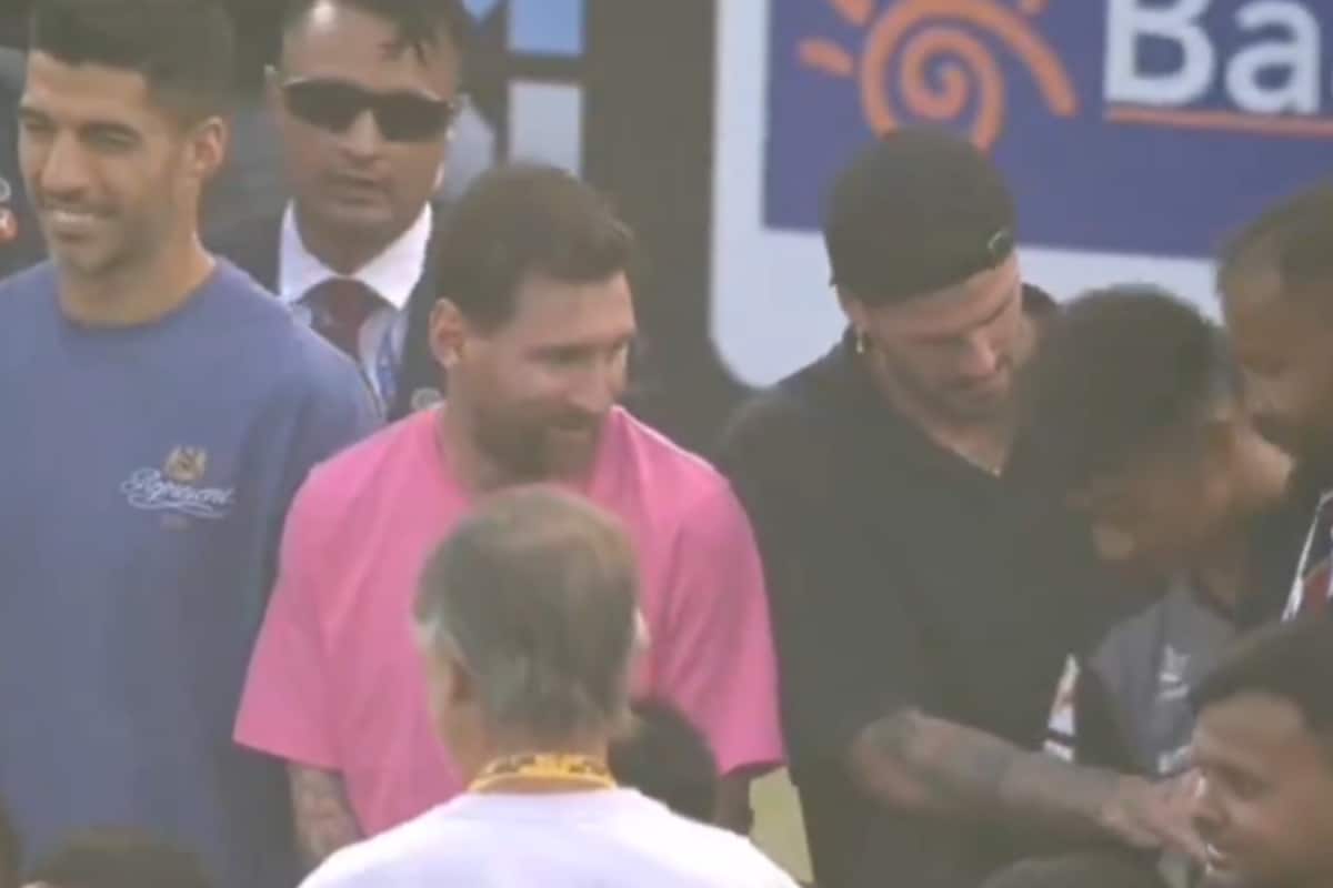 Rodrigo De Paul Melts Hearts As He Pulls Young Fan Closer For Photo Amid Security Intervention | Watch