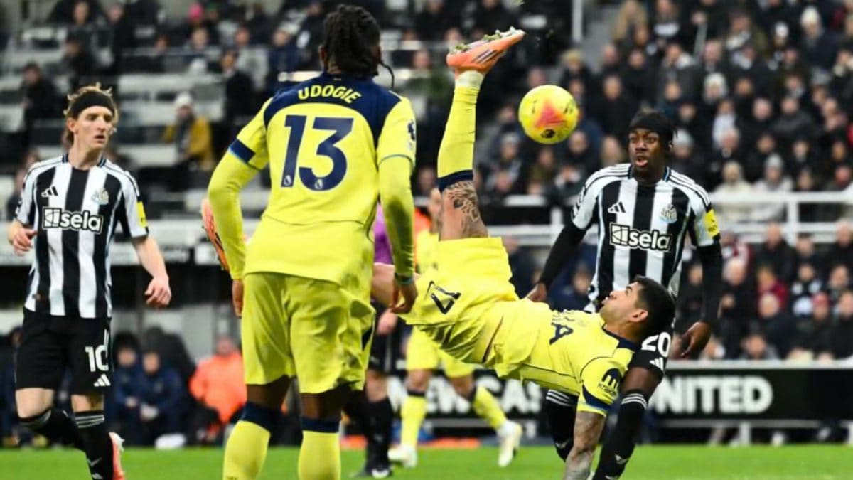 Romero To The Rescue! Spurs Captain's 95th-Minute Bicycle Kick Rescue Spurs | WATCH