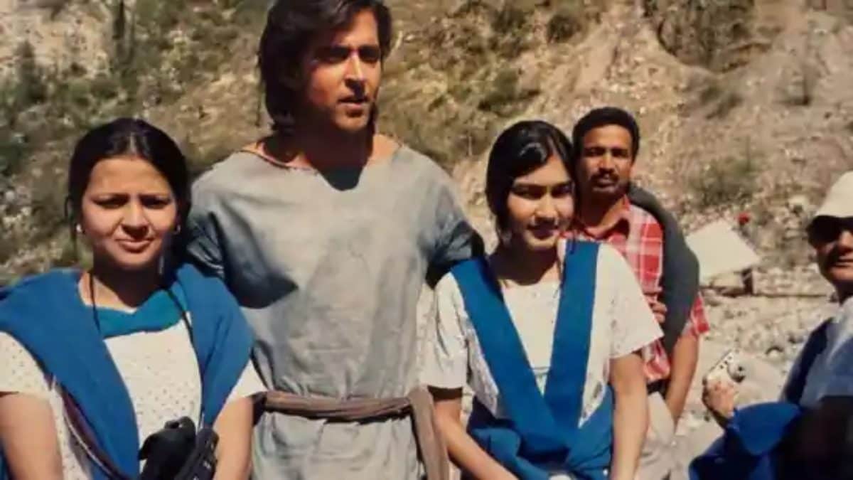 Sakshi Dhoni’s Throwback Pic With Hrithik Roshan From Krrish Shoot Sends Internet Into Frenzy | Bollywood News
