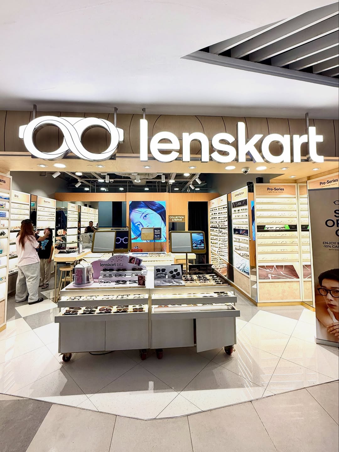 Lenskart – Gurugrama | Comércio eletrônico | US$ 7,5 bilhões | Fundada em 2010 De origem humilde a uma marca global de óculos, a Lenskart transformou a forma como os indianos compram óculos. Com molduras elegantes, tecnologia inteligente e expansão agressiva, tornou-se um dos maiores unicórnios do comércio eletrónico na Índia.