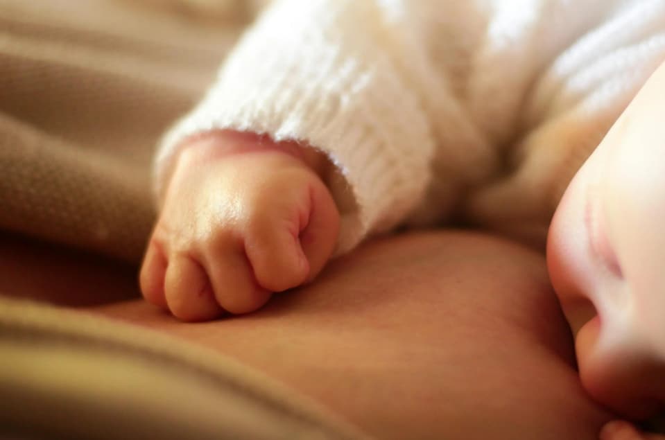 A majority of SIDS cases occur between one and four months of age and increase during the winter. Doctors say that babies who die from SIDS do not show enough internal or external injuries to determine the exact cause of death. A majority of SIDS cases occur between one and four months of age and increase during the winter. Doctors say that babies who die from SIDS do not show enough internal or external injuries to determine the exact cause of death.