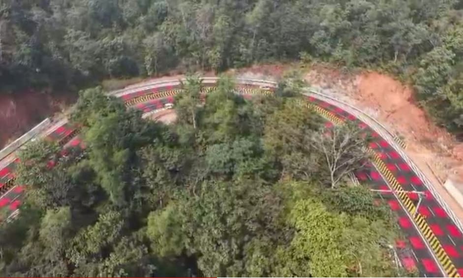 The coloured strip is five millimetres thick and very noticeable. Its texture makes drivers feel a small jolt when they drive over it. The coloured strip is five millimetres thick and very noticeable. Its texture makes drivers feel a small jolt when they drive over it.