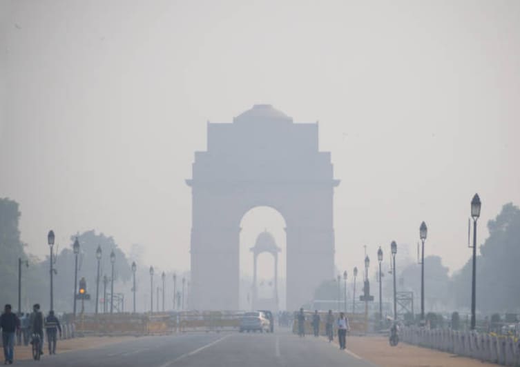 Delhi’s air pollution is worsening day by day. A thick blanket of smog is engulfing the city as air quality remains in the severe category.