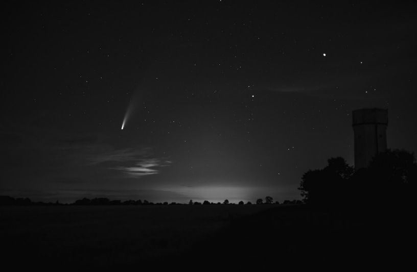 The comet believed to be responsible for the Younger Dryas cooling episode may have been 100 kilometers wide, much larger than the object that impacted Tunguska, and fragmented into thousands of pieces.