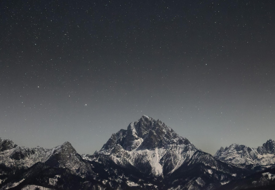 The Younger Dryas event may be involved in the extinction of some large mammalian species. Scientists have found unique molten glass in sediments at a 12,800-year-old site in Syria, indicating a possible cometary explosion. 