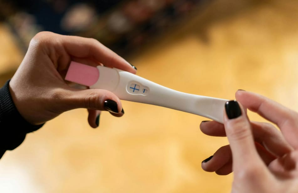 These early signs often alert women to take a pregnancy test soon after missing a period, usually around four weeks after conception. But this does not happen in every case. Medical experts note that around 20 to 30 per cent of women report very few or barely noticeable symptoms during the early weeks.