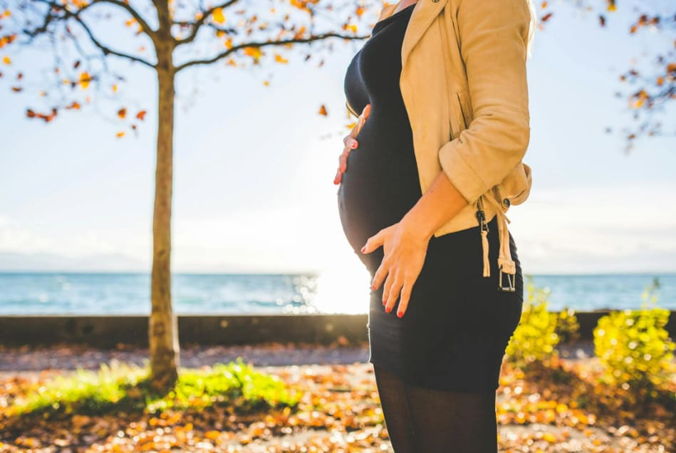 Doctors say pregnancy can usually be confirmed with tests or scans by 10 to 12 weeks. Although very rare “hidden” pregnancies can go unnoticed longer, experts suggest seeing a doctor as soon as pregnancy is suspected to ensure the health of both mother and baby.
