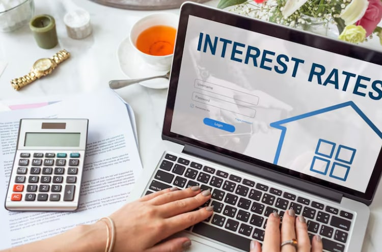 पीपीएफ-ब्याज, कर और लचीलापन: सार्वजनिक भविष्य निधि वर्तमान में प्रति वर्ष 7.1 प्रतिशत की ब्याज दर प्रदान करती है, जो सालाना चक्रवृद्धि होती है। योगदान धारा 80सी के तहत कर लाभ के लिए योग्य है। अर्जित ब्याज पूरी तरह से कर-मुक्त है, जो इसे रूढ़िवादी, दीर्घकालिक निवेशकों के लिए एक पसंदीदा विकल्प बनाता है।