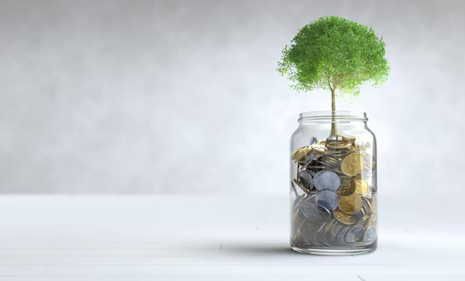 एनएससी- ब्याज और कर लाभ: राष्ट्रीय बचत प्रमाणपत्र सालाना 7.7 प्रतिशत की ब्याज दर प्रदान करता है, जो वार्षिक रूप से संयोजित होती है। लॉक-इन अवधि पांच वर्ष है। निवेश धारा 80सी के तहत निर्धारित सीमा तक कर कटौती के लिए योग्य है, जो इसे कर योजना के लिए उपयोगी बनाता है।